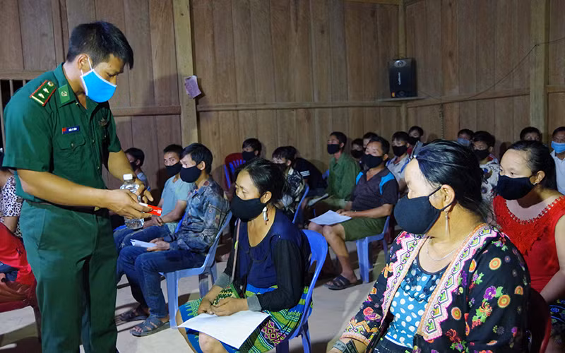 Bộ đội Biên phòng Điện Biên tuyên truyền các biện pháp phòng dịch đến nhân dân khu vực biên giới. Ảnh: LÊ LAN