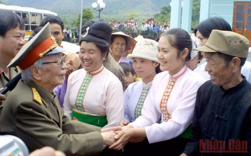 Đồng bào Điện Biên xúc động đón Đại tướng Võ Nguyên Giáp về thăm lại chiến trường Điện Biên Phủ.