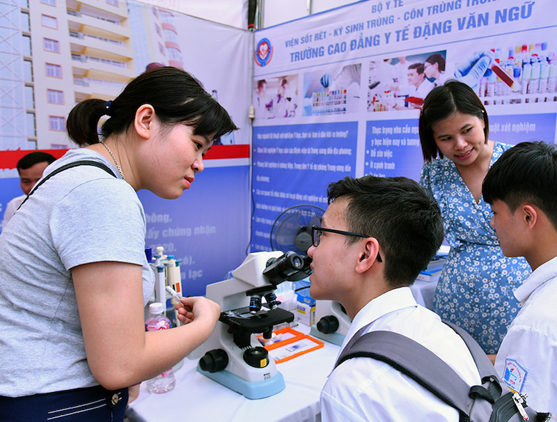 Tư vấn tuyển sinh cho học sinh trước Kỳ thi tốt nghiệp THPT 2020 (Ảnh: DUY LINH)