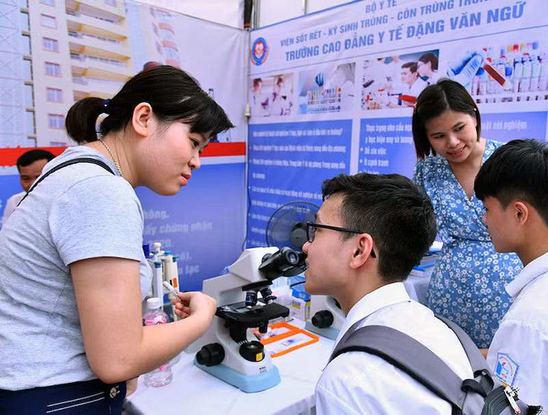 Tư vấn tuyển sinh cho học sinh trước Kỳ thi tốt nghiệp THPT 2020 (Ảnh: DUY LINH)