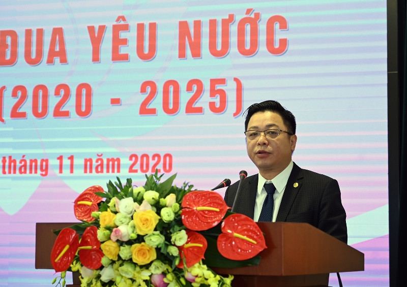 Phó Tổng Biên tập Quế Đình Nguyên, Chủ tịch Hội đồng Thi đua - Khen thưởng trình bày báo cáo tại đại hội. Đại hội Thi đua yêu nước Báo Nhân Dân lần thứ 3 -0