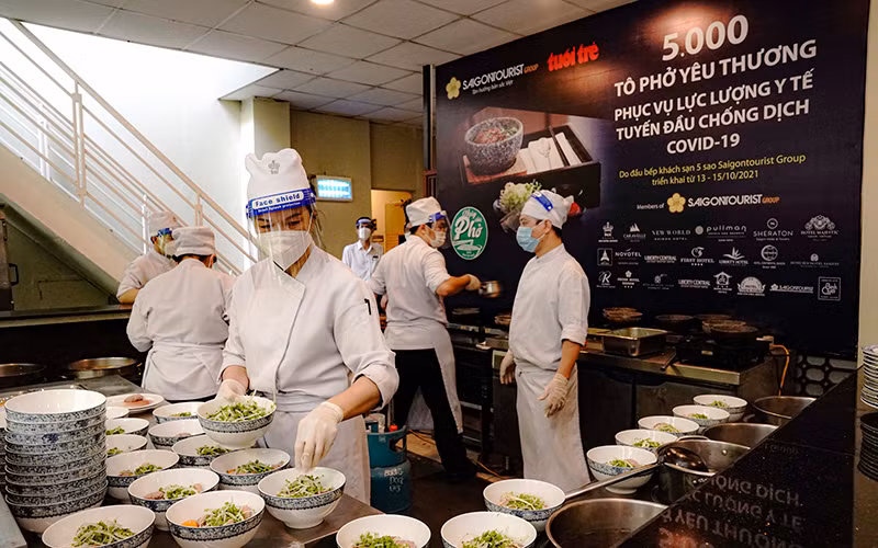 Chương trình “5.000 tô phở yêu thương” phục vụ lực lượng y tế tuyến đầu chống dịch.