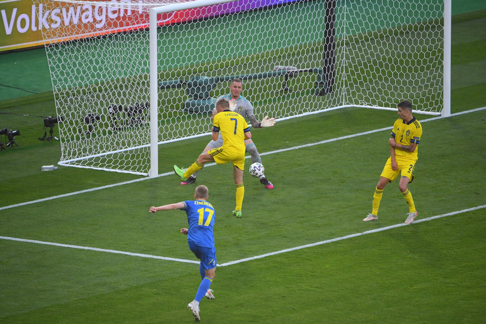 Zinchenko mở tỷ số trận đấu. (Ảnh: UEFA) Bàn thắng “vàng” phút 120 đưa Ukraine vào tứ kết Euro 2020 -0