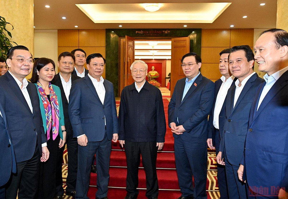 Tổng Bí thư Nguyễn Phú Trọng, Chủ tịch Quốc hội Vương Đình Huệ với các đồng chí lãnh đạo TP Hà Nội. (Ảnh: ĐĂNG KHOA) Xây dựng Hà Nội thành trung tâm, động lực thúc đẩy, dẫn dắt phát triển vùng và cả nước -0