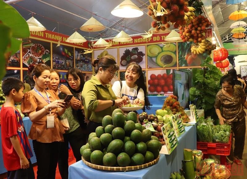 Người dân tham quan gian hàng trưng bày trái cây. Đồng Nai khai mạc tuần lễ tôn vinh trái cây -0