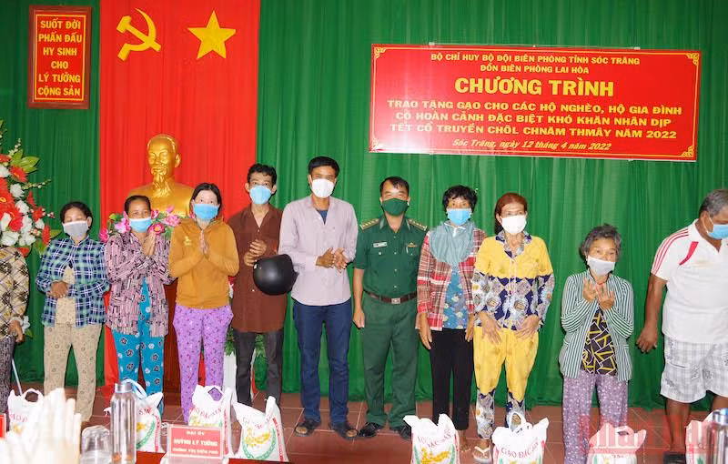 Bộ đội Biên phòng tặng quà sư sãi đồng bào Khmer nhân dịp Tết cổ truyền Chôl Chnăm Thmây -0