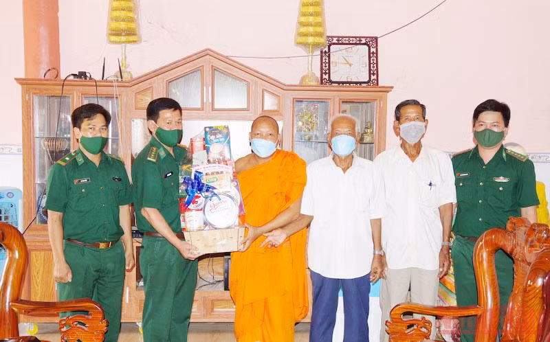 Đại tá Bùi Văn Bình, Phó Chỉ huy trưởng Nghiệp vụ Bộ đội Biên phòng tỉnh Sóc Trăng tặng quà, chúc tết sư sãi, Ban quản trị chùa Soài Côn, phường 2, thị xã Vĩnh Châu. 