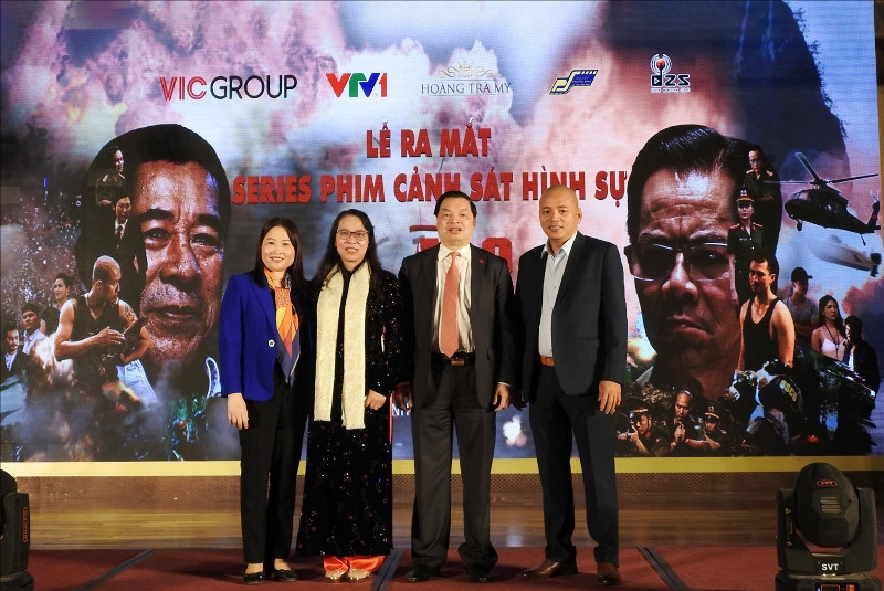 Thứ trưởng, Phó Chủ nhiệm Ủy ban Dân tộc Hoàng Thị Hạnh (thứ 2, từ trái sang) cùng đại diện địa phương, ban, ngành hỗ trợ quá trình làm phim. “Bão ngầm” - Bộ phim về cuộc chiến chống ma túy sắp lên sóng truyền hình -0