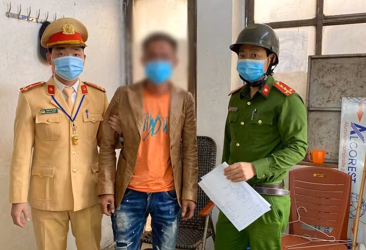 Nam thanh niên có ý định tự tử (ở giữa) được công an giải cứu.