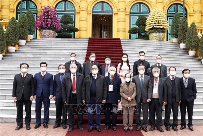 Chủ tịch nước Nguyễn Xuân Phúc với lãnh đạo và các nhà khoa học, chuyên gia kinh tế Hội Khoa học kinh tế Việt Nam. (Ảnh: TTXVN) Thành tựu nghiên cứu về kinh tế góp phần hiện thực hóa khát vọng đất nước hùng cường -0