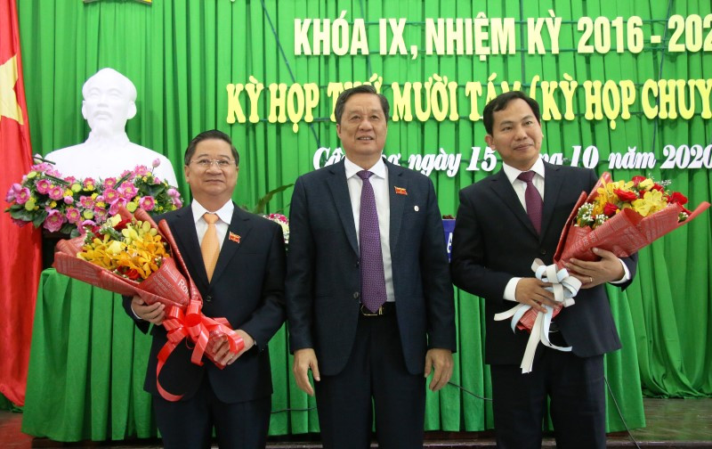 Lãnh đạo HĐND TP Cần Thơ tặng hoa chúc mừng đồng chí Trần Việt Trường (bên trái) được bầu giữ chức Chủ tịch UBND TP Cần Thơ. 