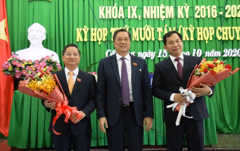 Lãnh đạo HĐND TP Cần Thơ tặng hoa chúc mừng đồng chí Trần Việt Trường (bên trái) được bầu giữ chức Chủ tịch UBND TP Cần Thơ. 