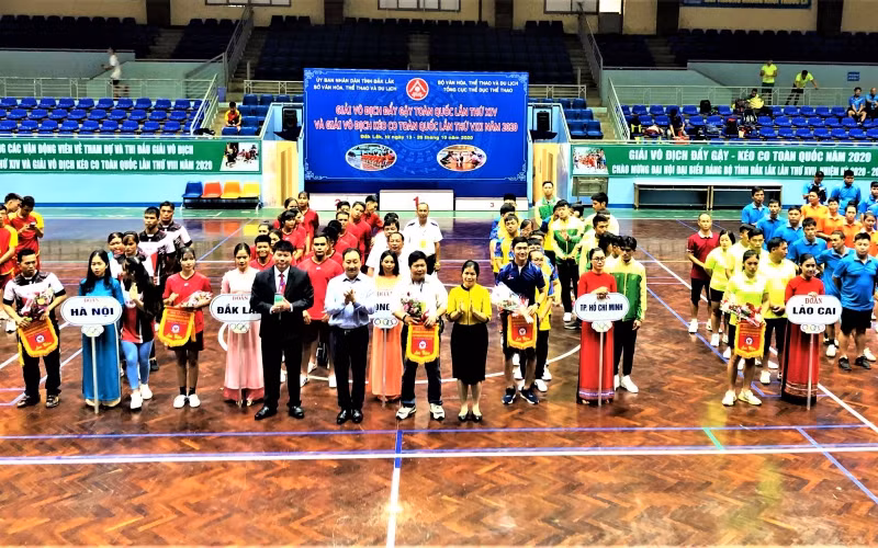 Lãnh đạo Tổng cục Thể dục Thể thao (Bộ Văn hóa, Thể thao và Du lịch) và Sở Văn hóa, Thể thao và Du lịch tỉnh Đắk Lắk tặng Cờ lưu niệm cho các đoàn tham dự giải.