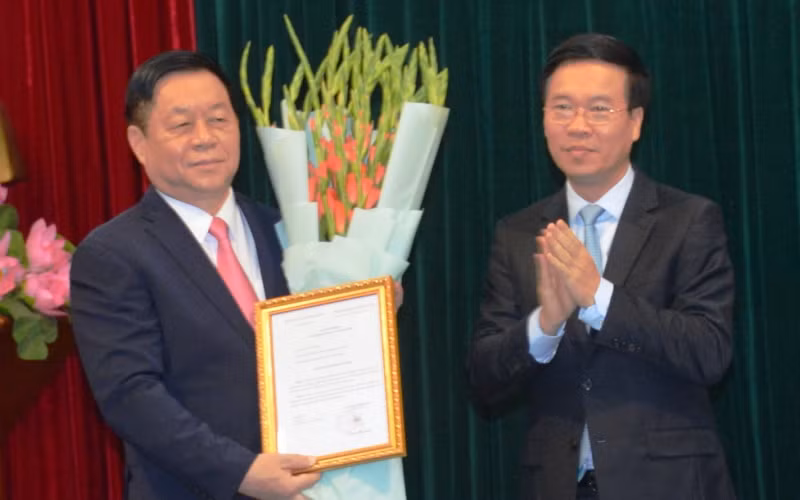 Đồng chí Võ Văn Thưởng trao quyết định, tặng hoa và chúc mừng đồng chí Nguyễn Trọng Nghĩa được Bộ Chính trị phân công giữ chức Trưởng Ban Tuyên giáo T.Ư. 