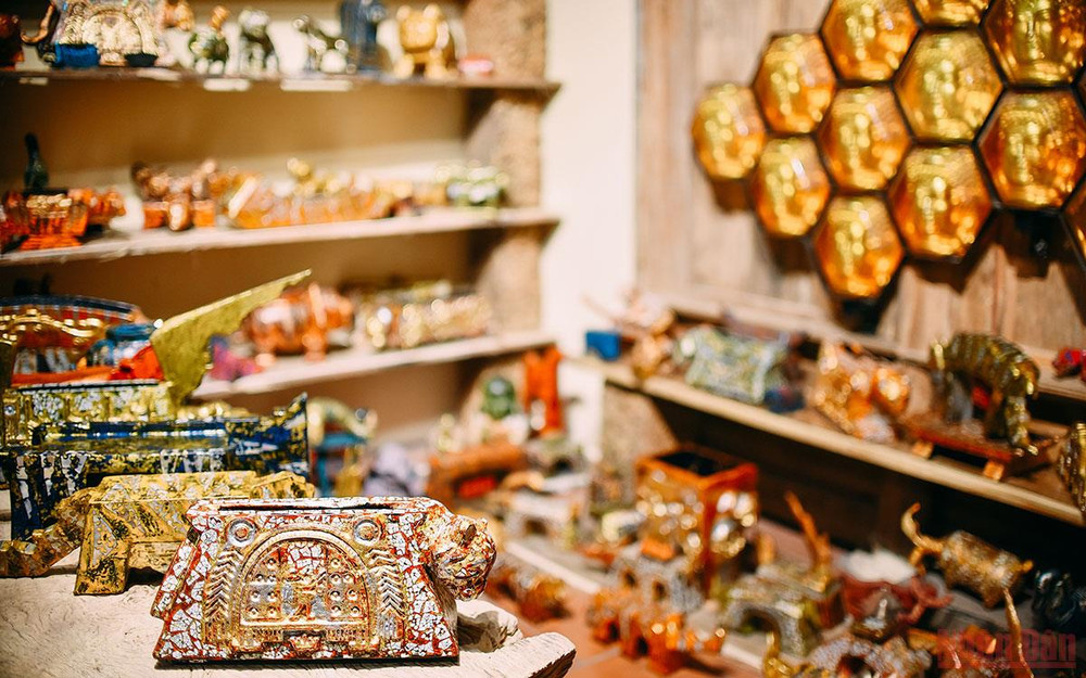Một số tác phẩm của họa sĩ Tấn Phát. (Ảnh: MINH DUY) Hổ qua góc nhìn của họa sĩ -0