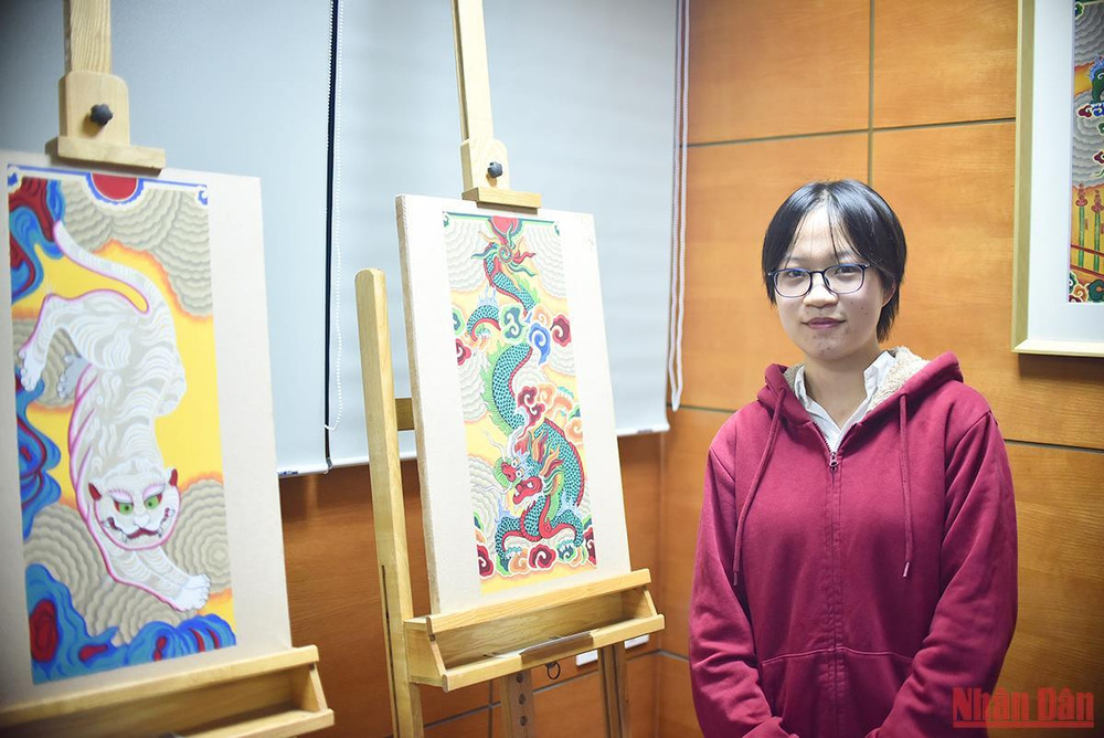 Họa sĩ trẻ Minh Ngọc và bộ tranh phong cách Hổ Hàng Trống của mình. (Ảnh: MINH DUY) Hổ qua góc nhìn của họa sĩ -0