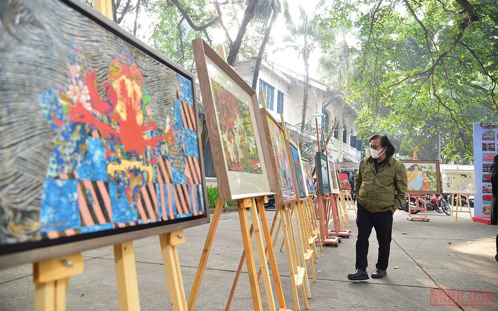 Họa sĩ Lê Anh Vân tại triển lãm "Tranh lịch đón xuân" của Báo Nhân Dân. (Ảnh: THÀNH ĐẠT) Hổ qua góc nhìn của họa sĩ -0