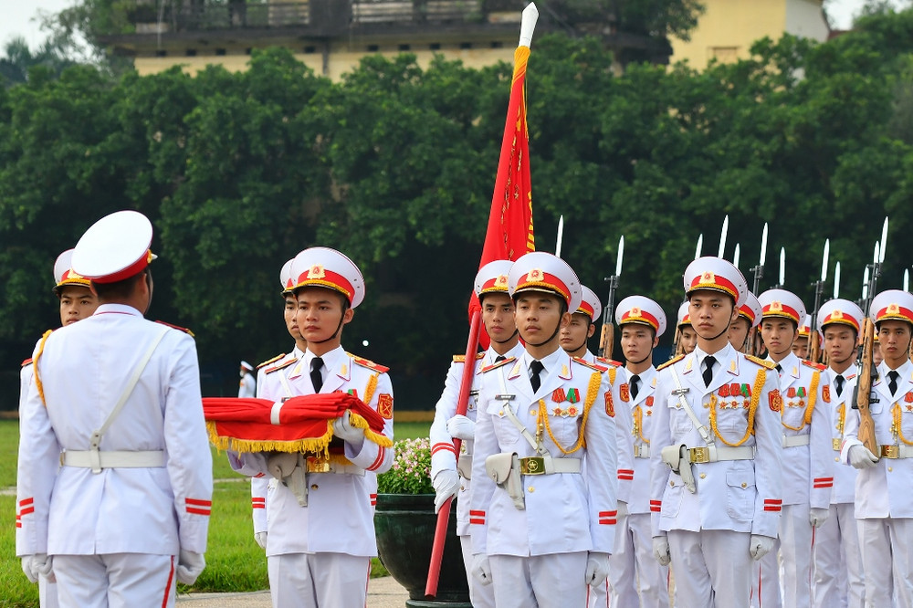 Vẻ trang nghiêm, khí phách hiện hữu trên khuôn mặt của mỗi chiến sĩ. Với họ, đây là nhiệm vụ thiêng liêng mà Đảng, Nhà nước và nhân dân giao phó. Thiêng liêng nghi lễ thượng cờ tại Quảng trường Ba Đình -0
