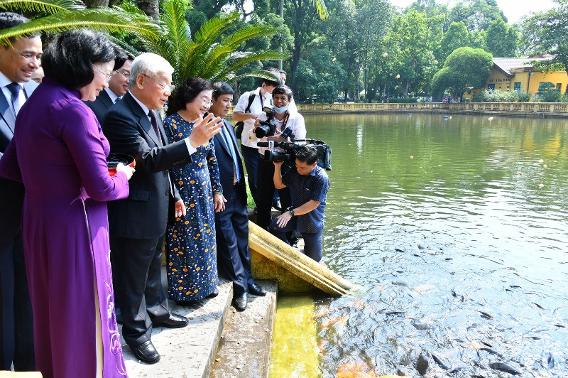 Tổng Bí thư, Chủ tịch nước Nguyễn Phú Trọng cho cá ăn tại ao cá Bác Hồ thuộc Khu Di tích Chủ tịch Hồ Chí Minh tại Phủ Chủ tịch. Tổng Bí thư, Chủ tịch nước Nguyễn Phú Trọng dâng hương, tưởng niệm Chủ tịch Hồ Chí Minh tại Nhà 67 -0