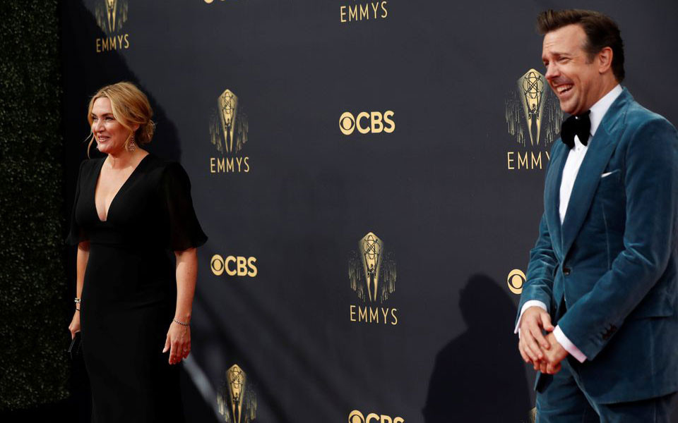 Kate Winslet và Jason Sudeikis trước lễ trao giải. (Ảnh: Reuters) Phim truyền hình Anh thắng lớn tại giải Emmy -0
