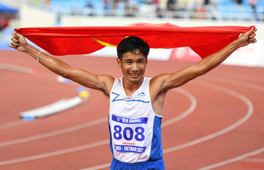 Ở nội dung sở trường 5000 m nam, nhà vô địch SEA Games Nguyễn Văn Lai bảo vệ thành công Huy chương Vàng với thời gian 16 phút 34 giây 10. Nguyễn Thị Oanh phá kỷ lục SEA Games trong ngày điền kinh liên tiếp “gặt vàng” -0