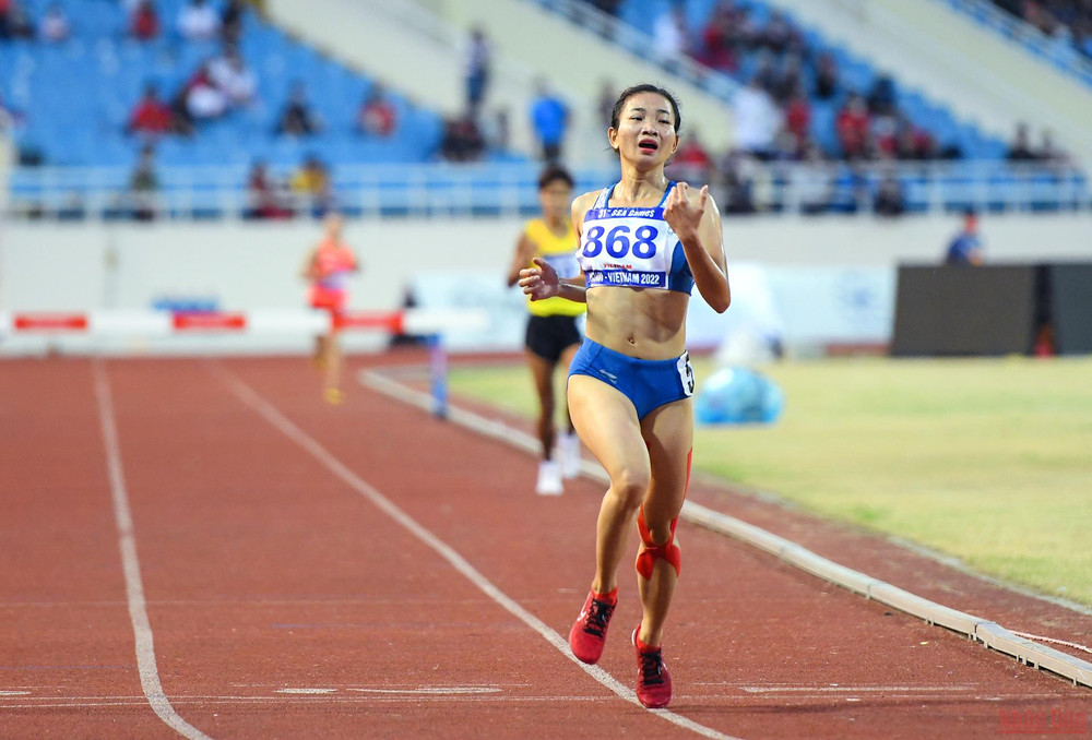 Đây cũng là tấm Huy chương Vàng thứ ba của Nguyễn Thị Oanh tại SEA Games 31. Cú hat-trick Huy chương Vàng chỉ trong vòng 2 ngày ở những nội dung trung bình dài cho thấy một sự dẻo dai đáng kinh ngạc từ “cô gái vàng” của điền kinh Việt Nam. Nguyễn Thị Oanh phá kỷ lục SEA Games trong ngày điền kinh liên tiếp “gặt vàng” -0