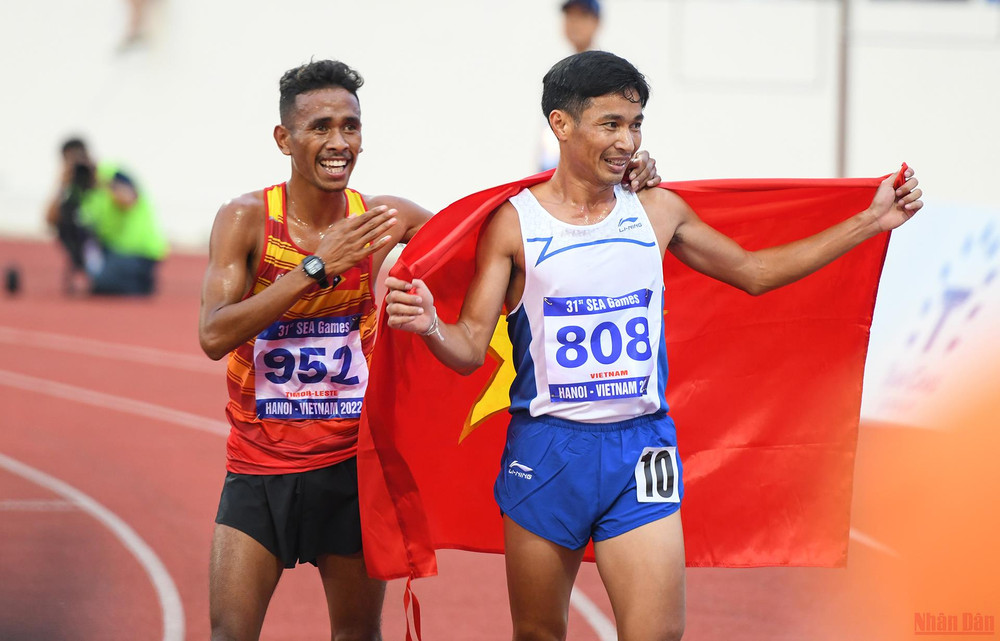 Vận động viên Đông Timor chia vui cùng nhà vô địch SEA Games 31 Nguyễn Văn Lai. Nguyễn Thị Oanh phá kỷ lục SEA Games trong ngày điền kinh liên tiếp “gặt vàng” -0