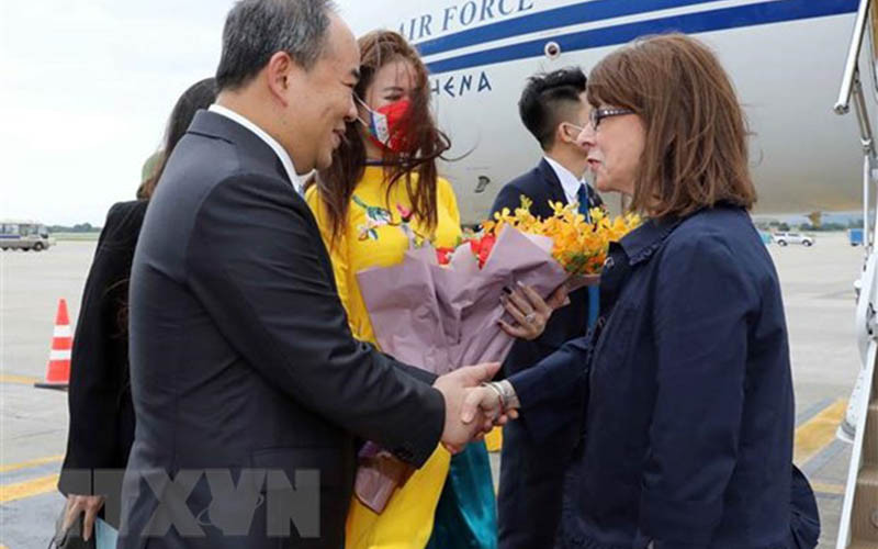 Chủ nhiệm Văn phòng Chủ tịch nước Lê Khánh Hải đón Tổng thống Cộng hòa Hy Lạp Katerina Sakellaropoulou tại Sân bay quốc tế Nội Bài. (Ảnh: TTXVN)