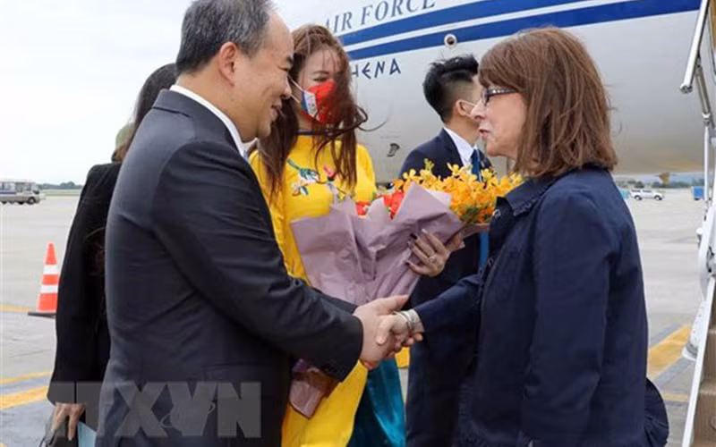 Chủ nhiệm Văn phòng Chủ tịch nước Lê Khánh Hải đón Tổng thống Cộng hòa Hy Lạp Katerina Sakellaropoulou tại Sân bay quốc tế Nội Bài. (Ảnh: TTXVN)