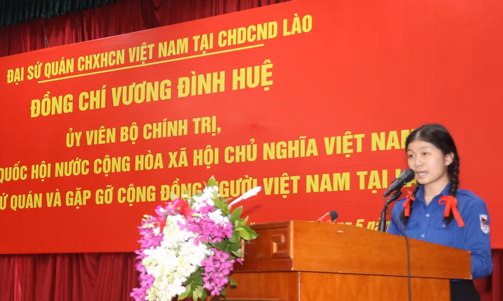 Chủ tịch Quốc hội Vương Đình Huệ gặp mặt cộng đồng người Việt Nam tại Lào -0