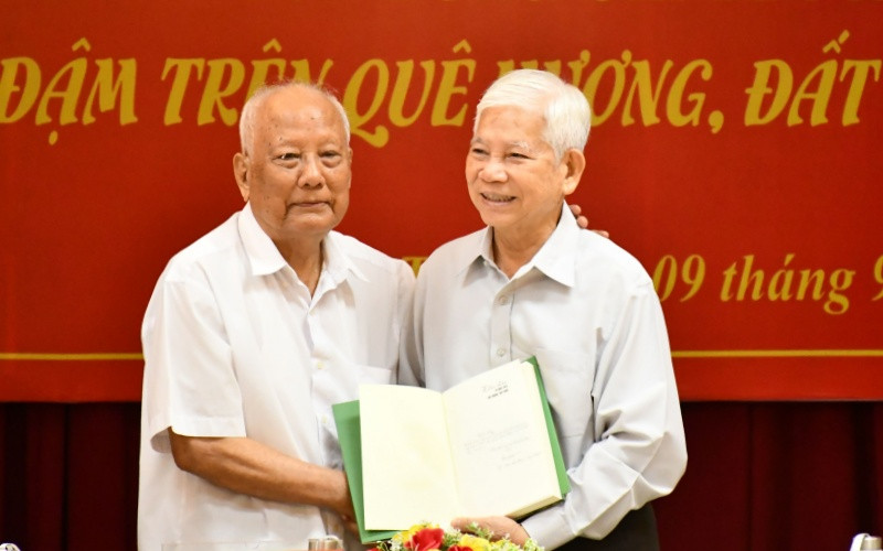 Đồng chí Lê Phước Thọ tặng sách cho nguyên Chủ tịch nước Nguyễn Minh Triết.