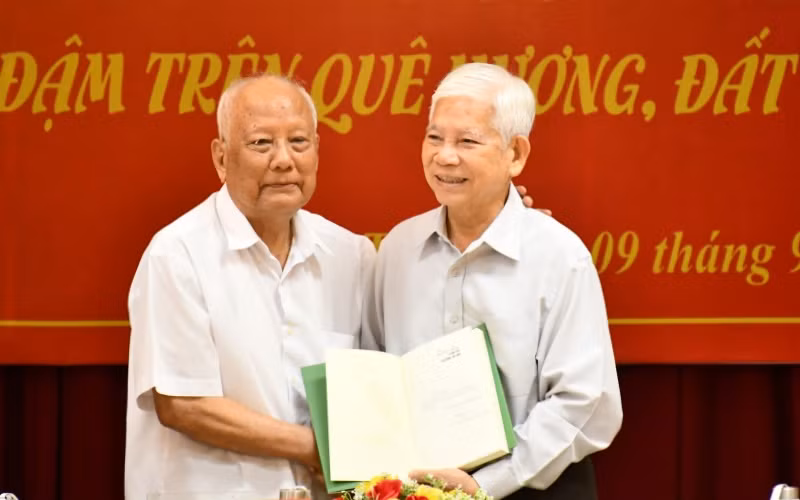 Đồng chí Lê Phước Thọ tặng sách cho nguyên Chủ tịch nước Nguyễn Minh Triết.