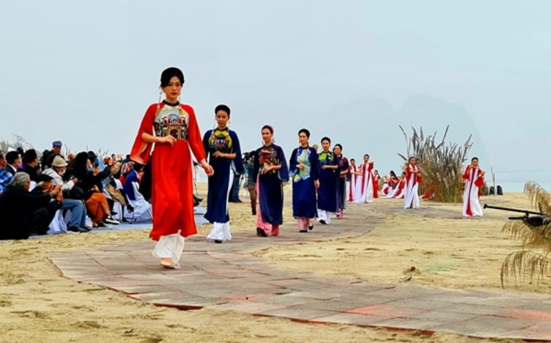 “Festival Áo dài Quảng Ninh 2020 - miền di sản” ảnh 1 “Festival Áo dài Quảng Ninh 2020 - miền di sản” -0