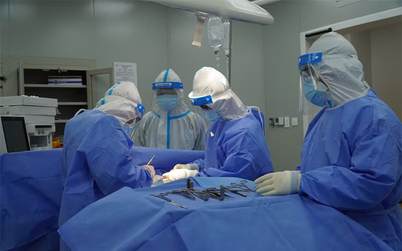 Các bác sĩ Bệnh viện Hồi sức Covid-19 đang mổ cấp cứu cho bệnh nhân G.N (Ảnh: Bệnh viện cung cấp)