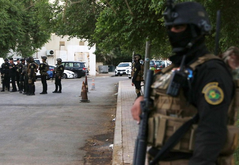 Lực lượng an ninh Iraq đứng gác bên ngoài một điểm bỏ phiếu tại Baghdad trong cuộc bầu cử quốc hội trước thời hạn ở Iraq, ngày 10/10/2021. (Ảnh: Reuters) Iraq bầu cử quốc hội trước thời hạn -0