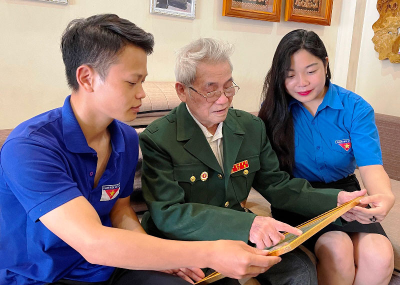 Ông La Văn Tần là người có uy tín trong việc giáo dục truyền thống cách mạng cho thế hệ trẻ ở Sơn La. Ký ức về ngày Độc lập -0