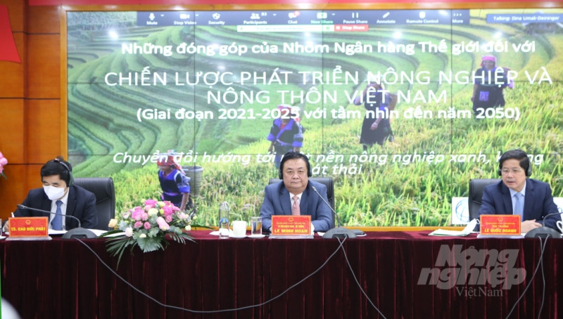 Bộ trưởng Lê Minh Hoan (giữa) cùng nguyên Bộ trưởng Bộ NN-PTNT Cao Đức Phát (trái) và Thứ trưởng Lê Quốc Doanh chủ trì cuộc họp tham vấn giữa Bộ trưởng Bộ NN-PTNT và các đối tác quốc tế. (Ảnh: nongnghiep.vn) Kinh tế nông nghiệp bao hàm cả nền kinh tế tri thức -0
