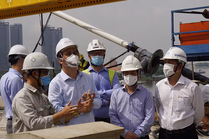 Phó Chủ tịch Ủy ban nhân dân TP Hồ Chí Minh Lê Hòa Bình kiểm tra công trình cầu Thủ Thiêm 2 sáng 14/7.