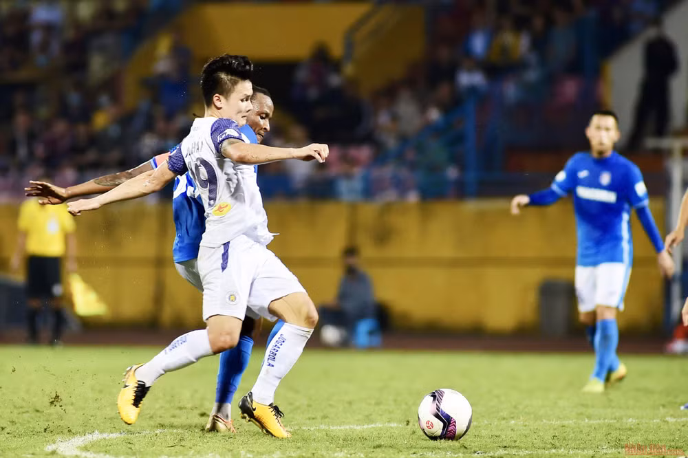 Cuộc đối đầu trên sân Pleiku hội tụ nhiều gương mặt của Đội tuyển quốc gia. (Ảnh: TRẦN HẢI)