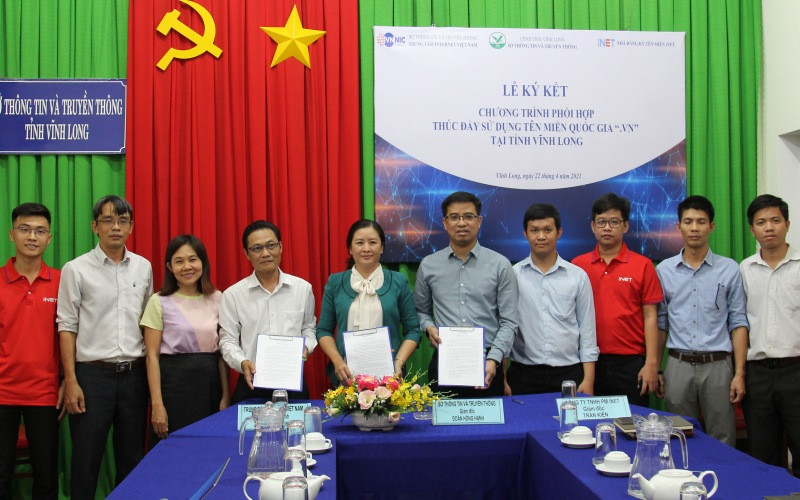 Lễ ký kết Điểm đăng ký tên miền quốc gia “.vn” tại Vĩnh Long sáng 22-4. Vĩnh Long thúc đẩy chuyển đổi tên miền quốc gia -0