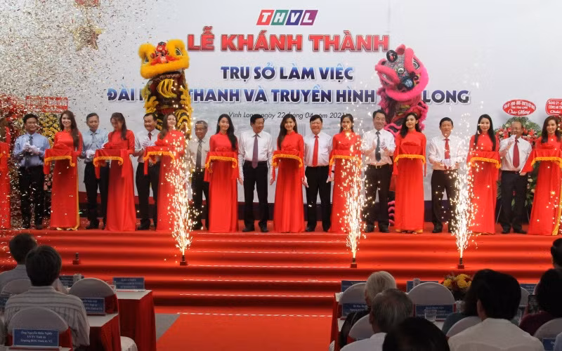 Lễ cắt băng khánh trành.