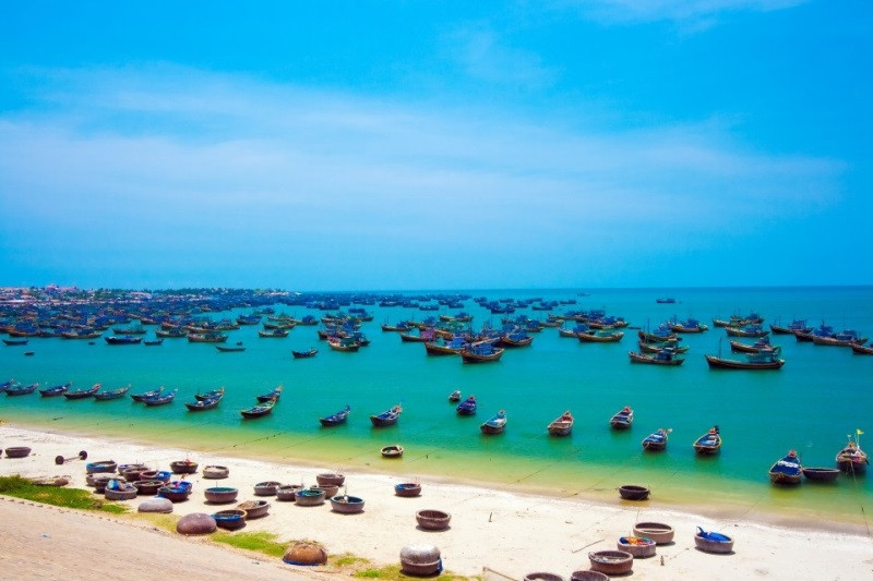 Bình Thuận đủ sức níu chân du khách nhờ những bãi cát vàng, bờ biển dài và thiên nhiên trù phú. Bình Thuận trở lại đường đua -0