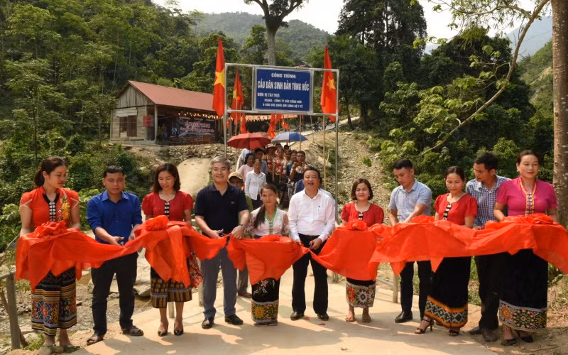 Các đại biểu cắt băng khánh thành cầu.