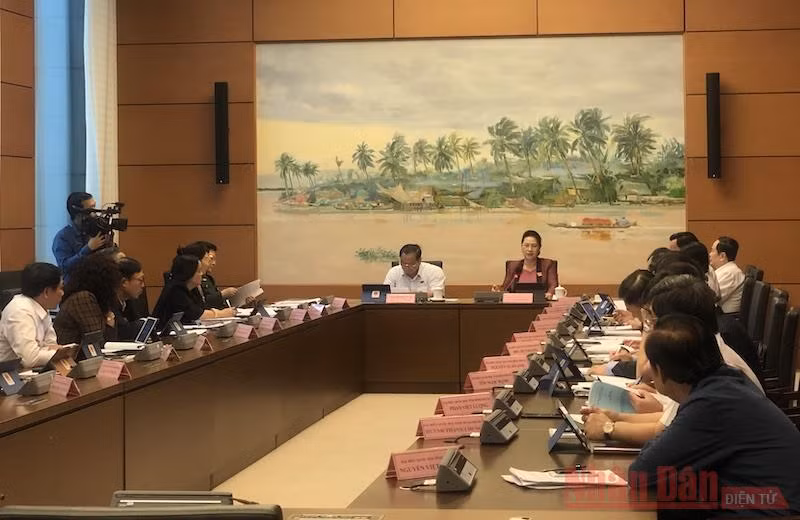 Đại biểu Quốc hội thảo luận ở tổ sáng 2-11. 