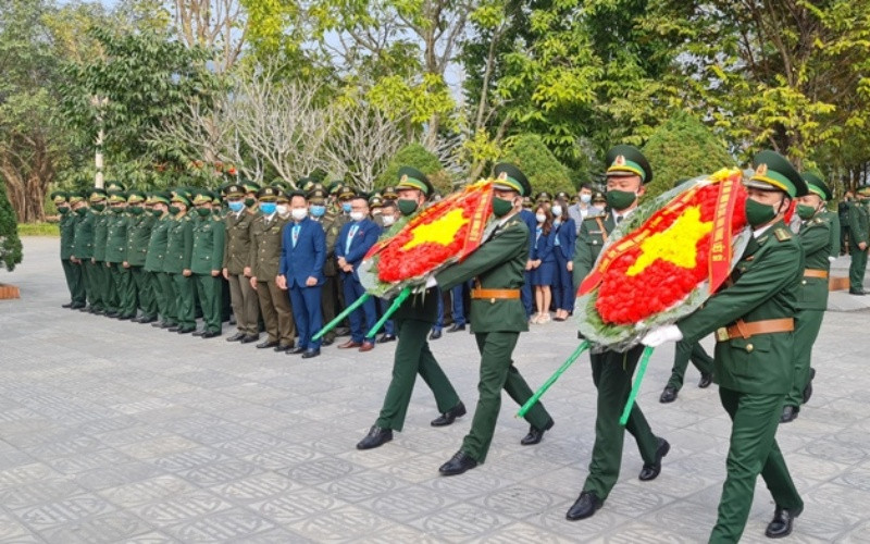 Dâng hương tại Đài tưởng niệm các Anh hùng liệt sĩ Pò Hèn. Thắm mãi sắc xanh biên cương -0