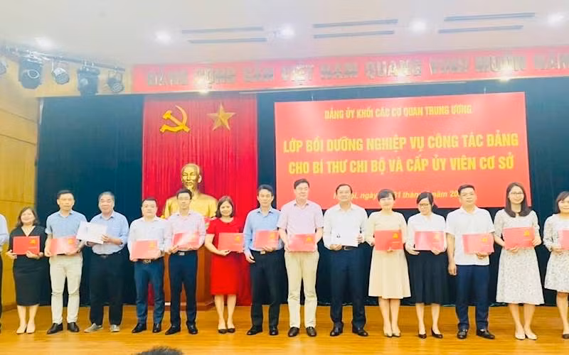 Bế giảng lớp bồi dưỡng nghiệp vụ công tác đảng