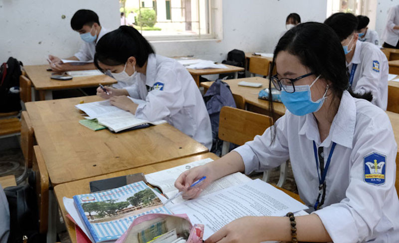 Học sinh lớp 12 Trường THPT Mê Linh, Hà Nội, trong giờ ôn tập. (Ảnh: Công Hùng - Ảnh chụp trước ngày 29-4-2021).