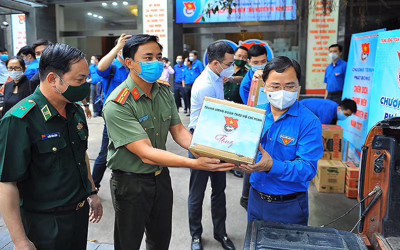 Các đại biểu dự lễ phát động chiến dịch tham gia vận chuyển trang thiết bị y tế, nhu yếu phẩm hỗ trợ các địa phương chịu ảnh hưởng của dịch Covid-19.