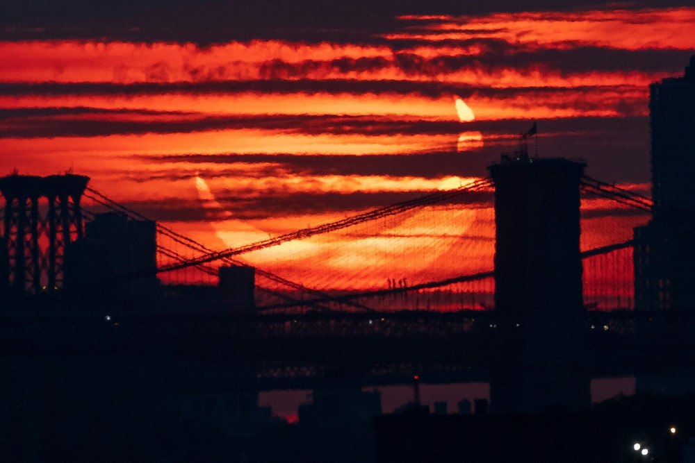 Nhật thực nhìn từ Brooklyn, thành phố New York, Mỹ, sáng 10-6. Ảnh: EPA. Những vòng lửa tuyệt đẹp trong nhật thực hình khuyên -0
