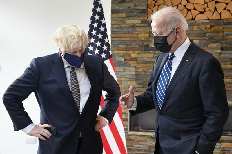 Tổng thống Mỹ Biden (phải) gặp Thủ tướng Anh Johnson trước khi dự Hội nghị cấp cao G7 tại Anh. (Ảnh: AP) Cam kết chia sẻ vaccine ngừa Covid-19 của các nhà lãnh đạo G7 -0